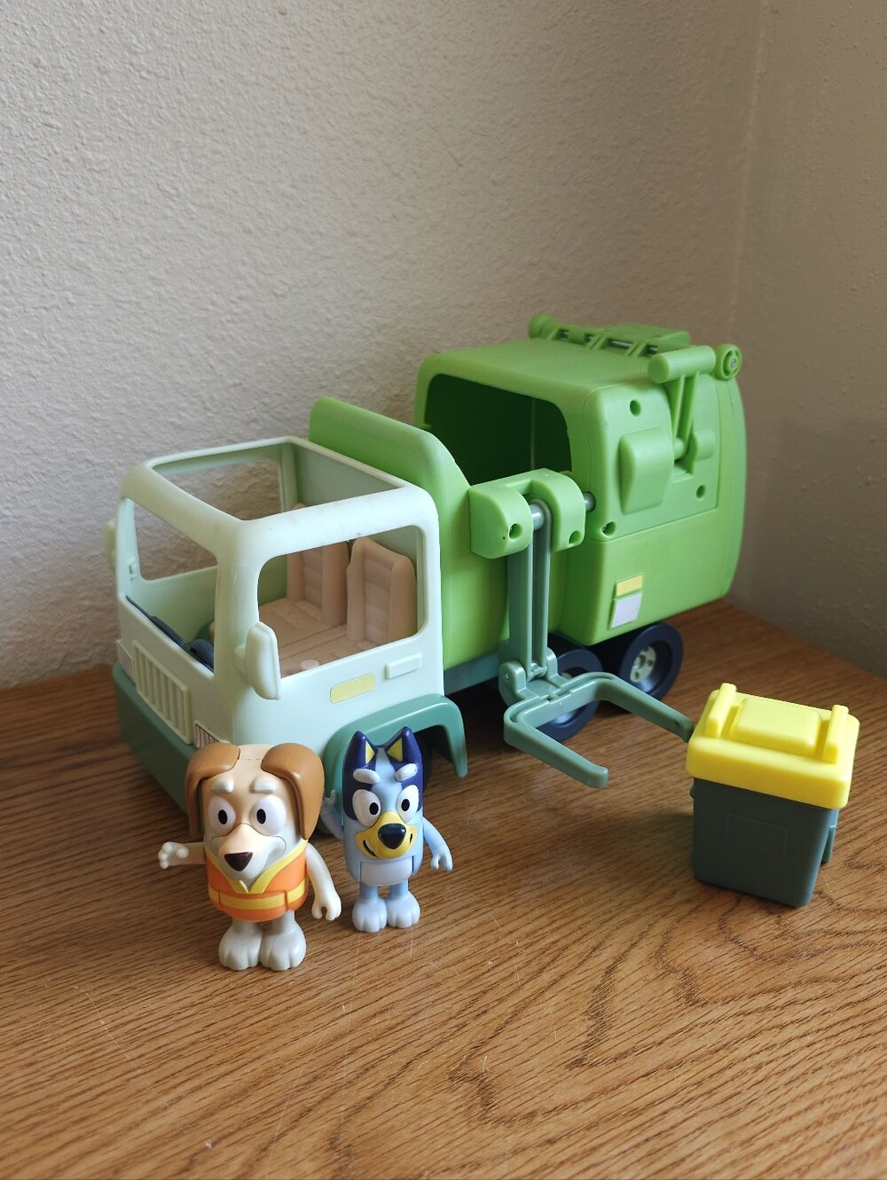 Bluey Garbage Truck 9 Inch 2 Figures Trash Can Dump Green Moose